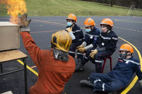 un groupe d'enfants et un intervenant lors de la section jeunes sapeurs-pompiers au collège Saint-Paul