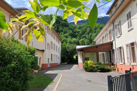 Vue de l'entrée principale du collège