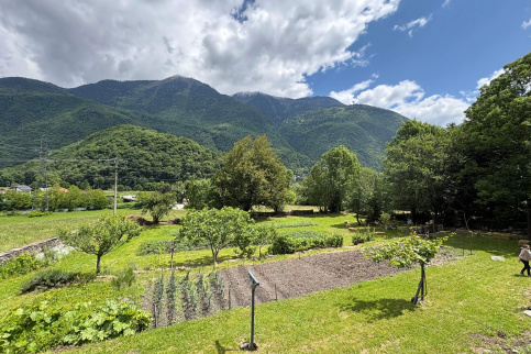 Vue du jardin du collège avec les montagnes au fond