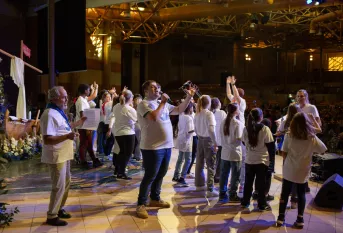 Groupe qui chante lors du pélérinage de Lourdes