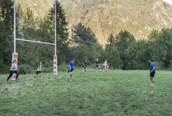 des jeunes jouent au rugby