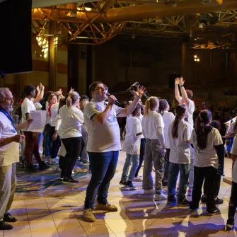 Groupe qui chante lors du pélérinage de Lourdes